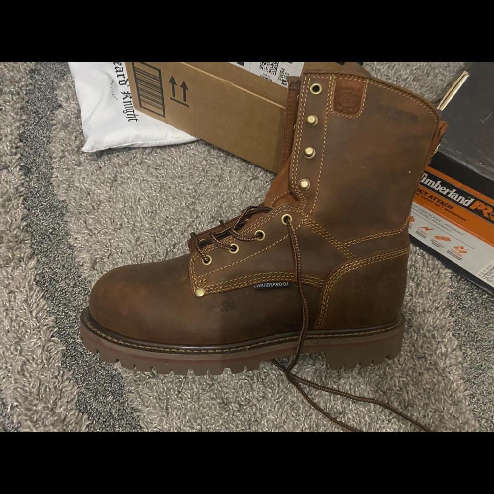 Carolinas boots size 8 New. Damage box